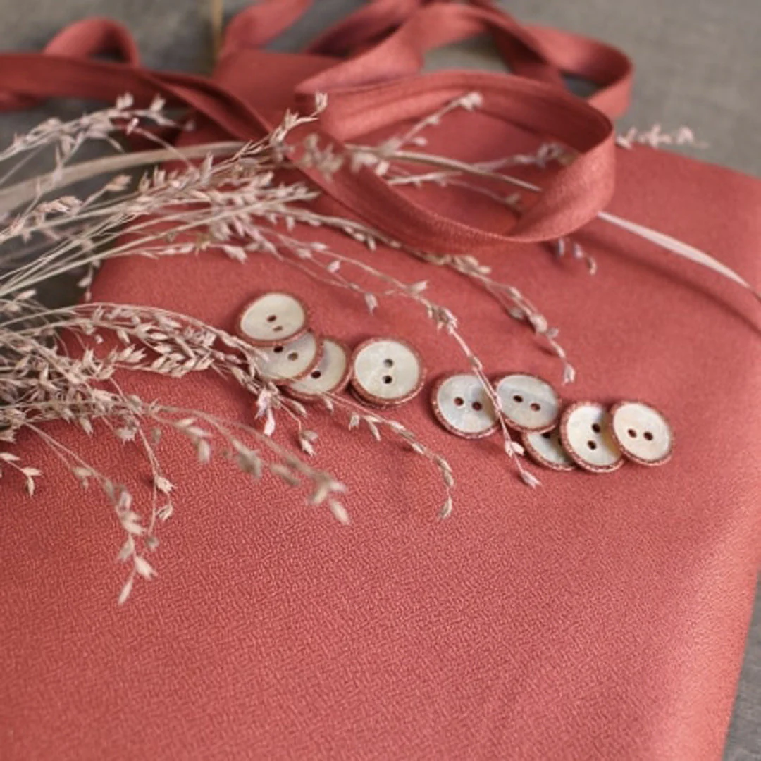 Tissu crêpe de viscose uni Terracotta, création française, Atelier Brunette 10cm – Image 3