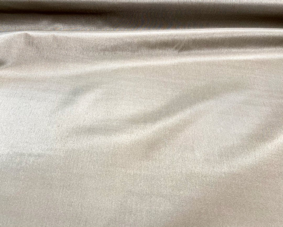 Tissu Pongé de soie, fabrication française, souple et léger, taupe, 50cm – Image 4