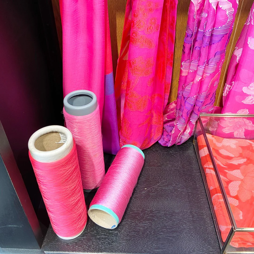 Tissu Pongé de soie, fabrication française, souple et léger, taupe, 50cm – Image 5