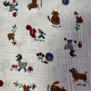 Tissu coton double gaze gaufrée Caket écru/Camel, motifs chiens, chats, écureuils oiseaux, 50cm
