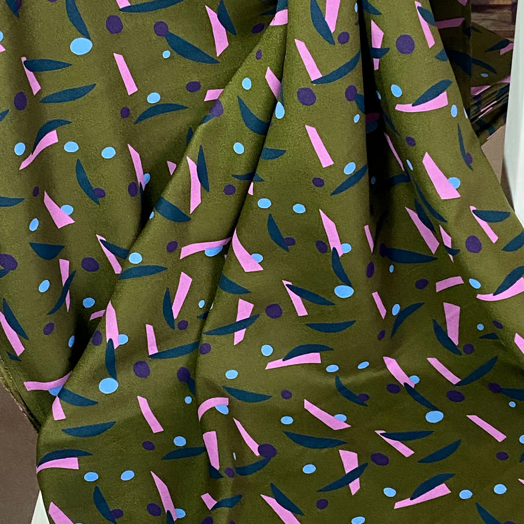 Tissu crêpe de viscose Java Ivy Green, création française, Atelier Brunette 10cm – Image 4