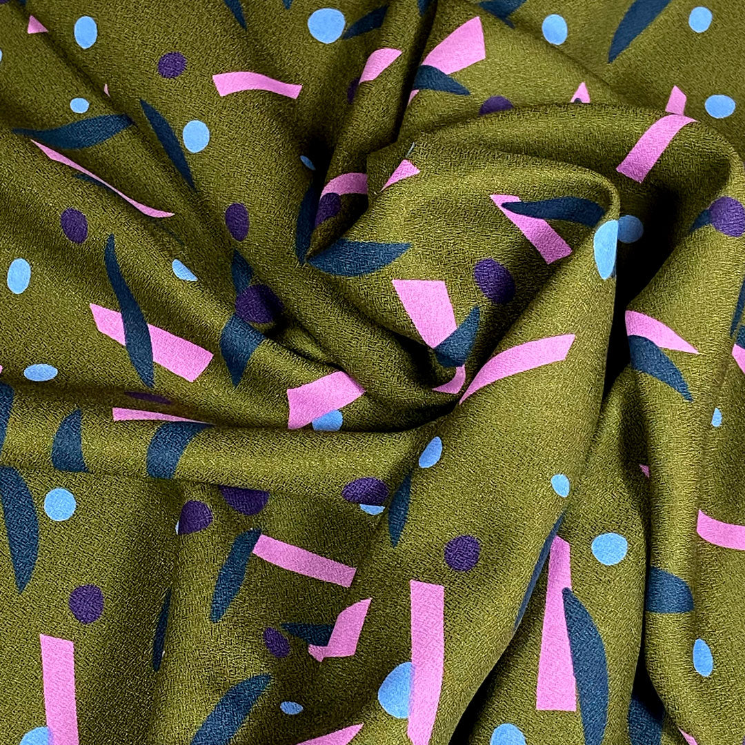 Tissu crêpe de viscose Java Ivy Green, création française, Atelier Brunette 10cm – Image 3