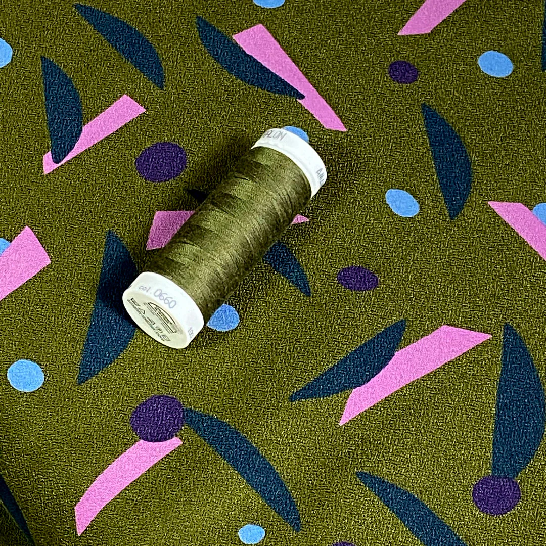 Tissu crêpe de viscose Java Ivy Green, création française, Atelier Brunette 10cm – Image 5