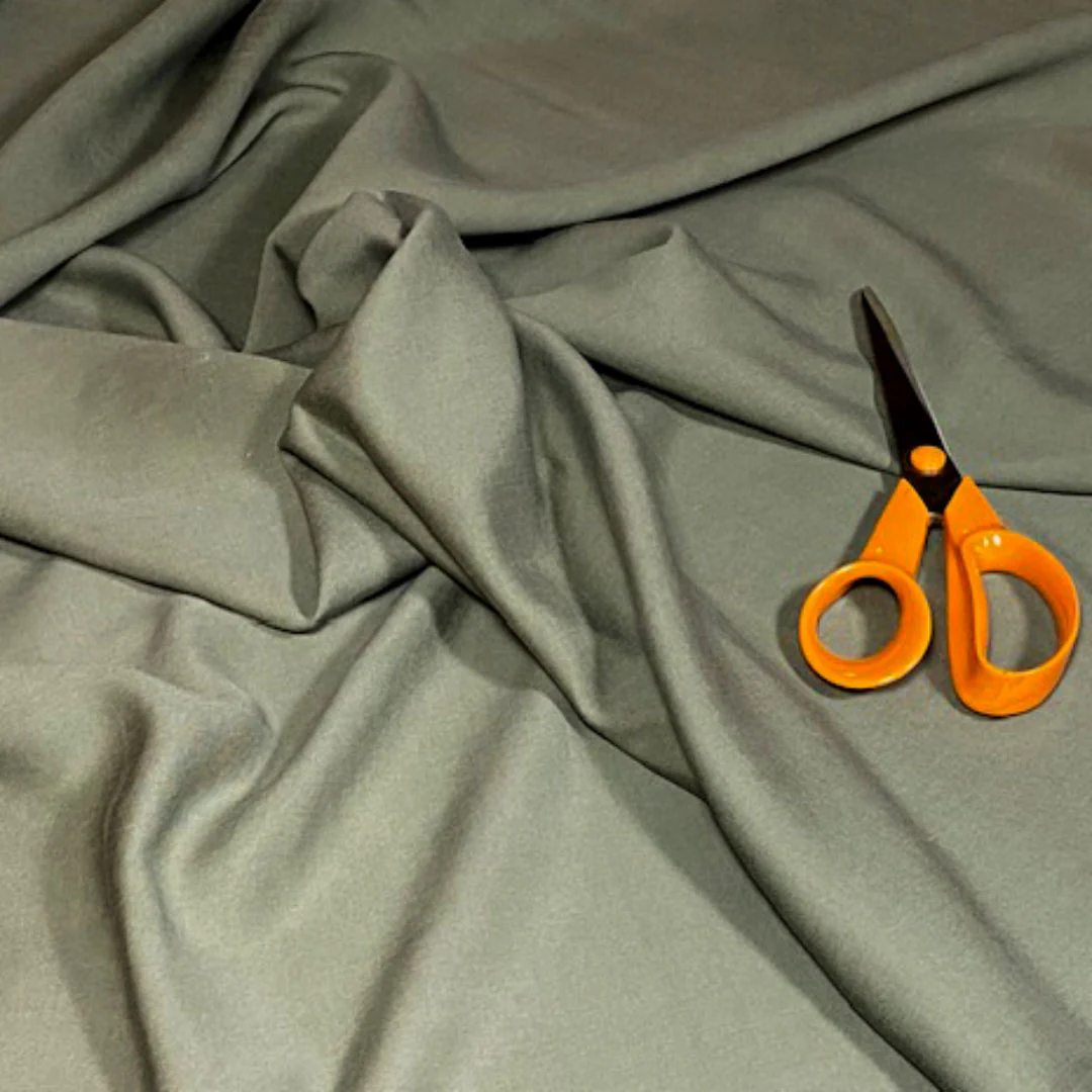 Tissu twill de viscose, uni vert kaki, made in France, 50cm – Image 3