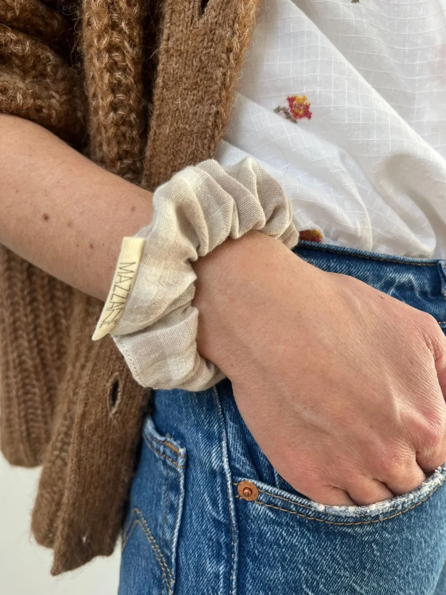 Chouchou cheveux accessoire femme en gaze de coton vichy beige – Image 2