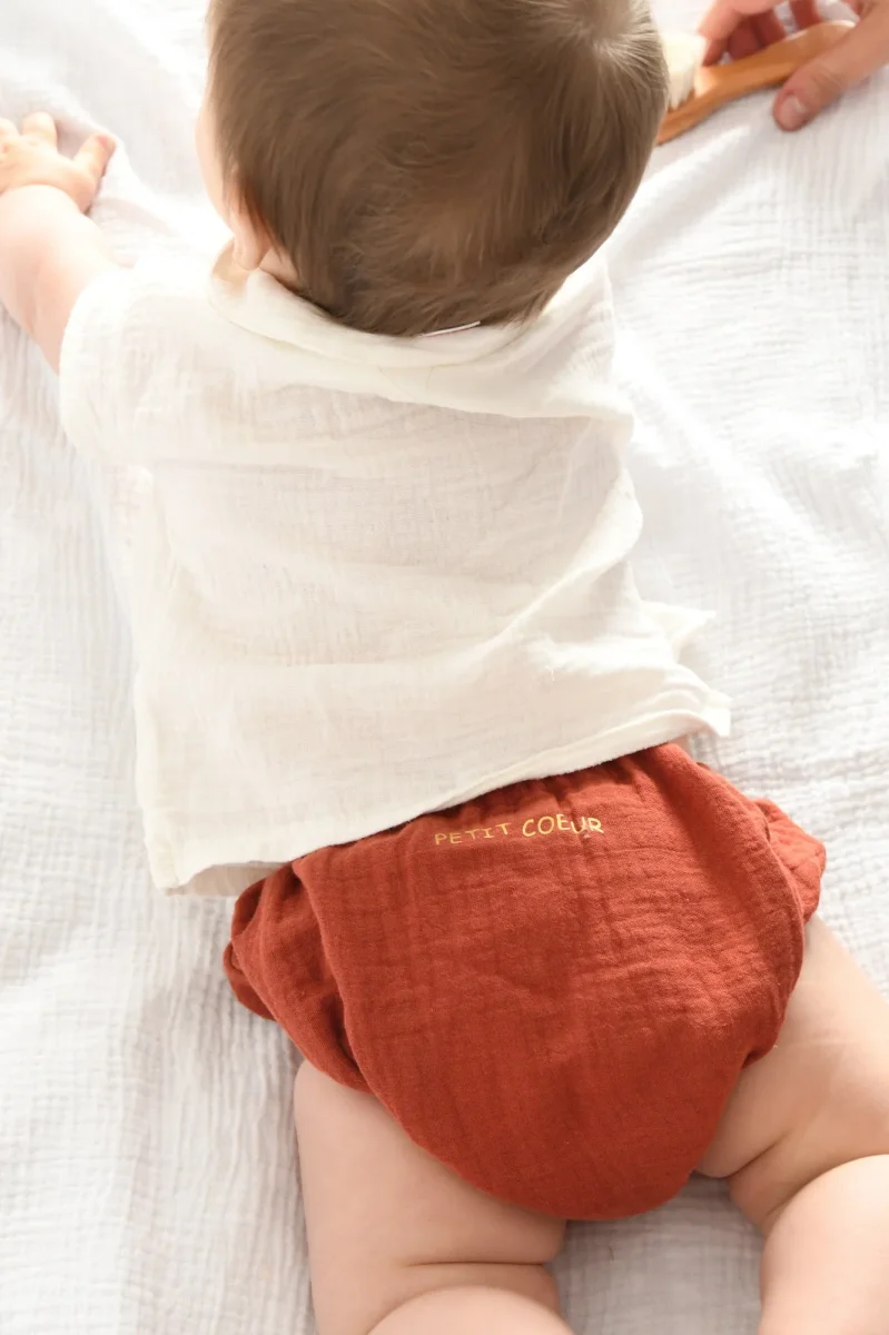 Culotte bloomer bébé personnalisable en gaze de coton terracotta – Image 2