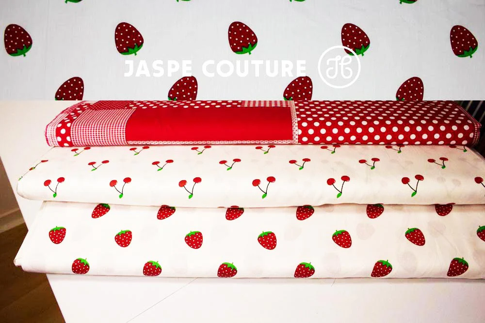 Tissu coton blanc motifs fraises 50cm – Image 3