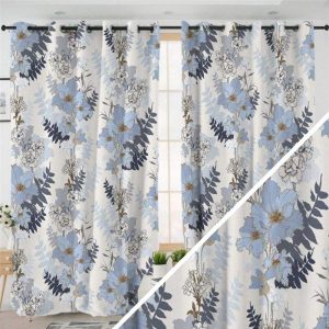 Rideau avec fleurs bleues