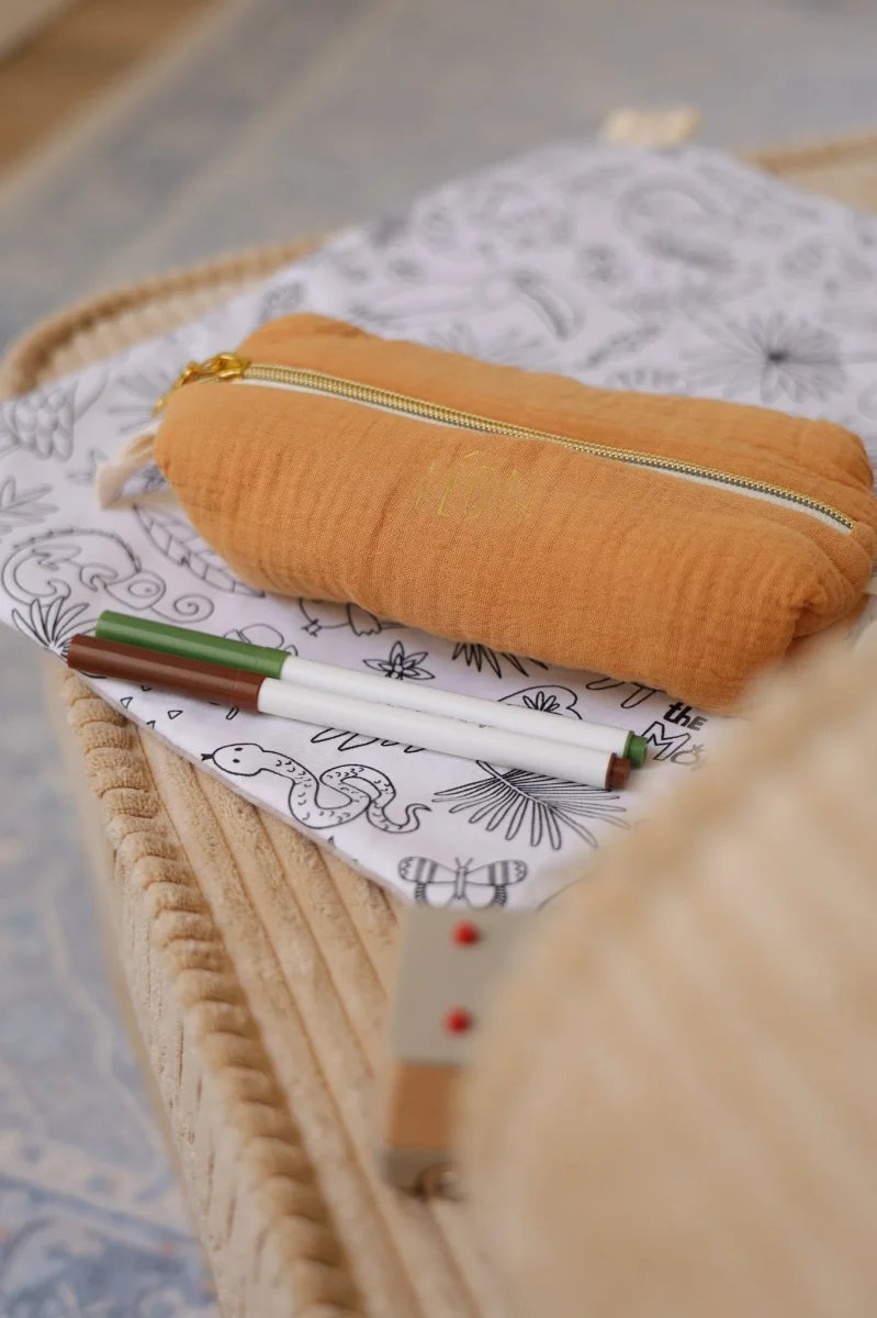 Trousse à crayons enfant école personnalisée en gaze de coton camel faite main – Image 3
