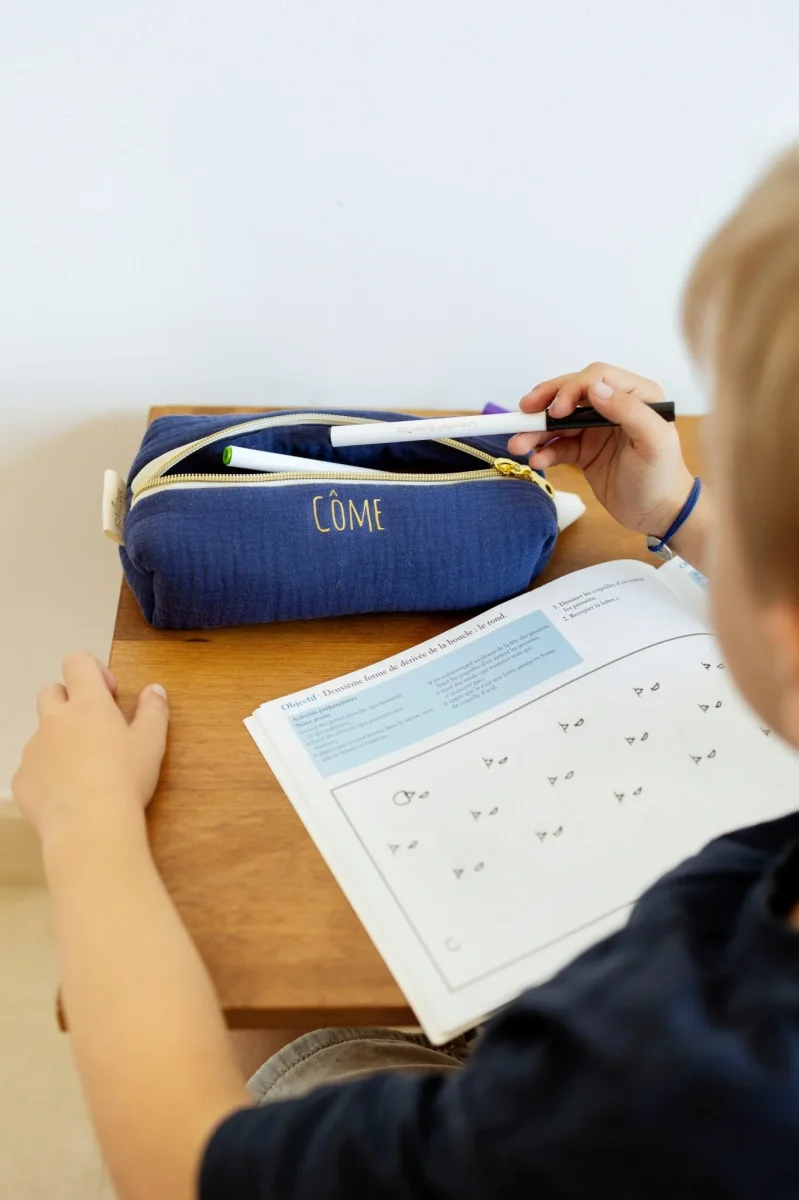 Trousse à crayons enfant école personnalisée en gaze de coton terracotta faite main – Image 3